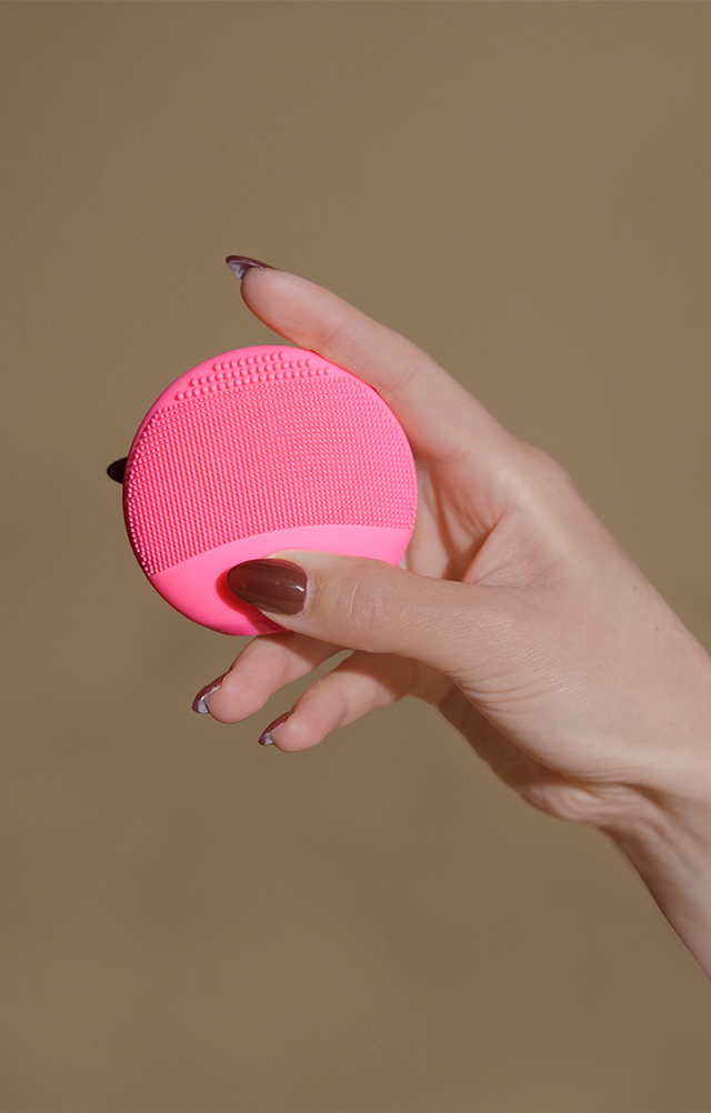 Glow Booster Cleansing Brush